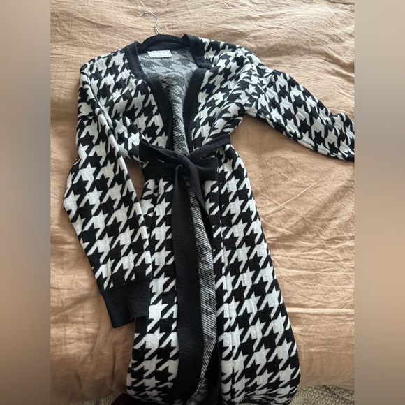 Sweaters - Black and White Houndstooth open front longline wool cardigan